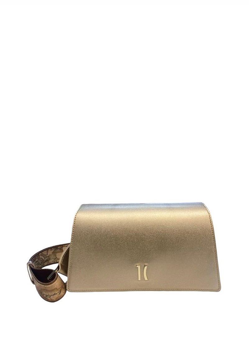 Borsa metallizzata oro con design strutturato e forma piatta. Presenta una superficie liscia, un logo sulla parte anteriore e una tracolla decorata.