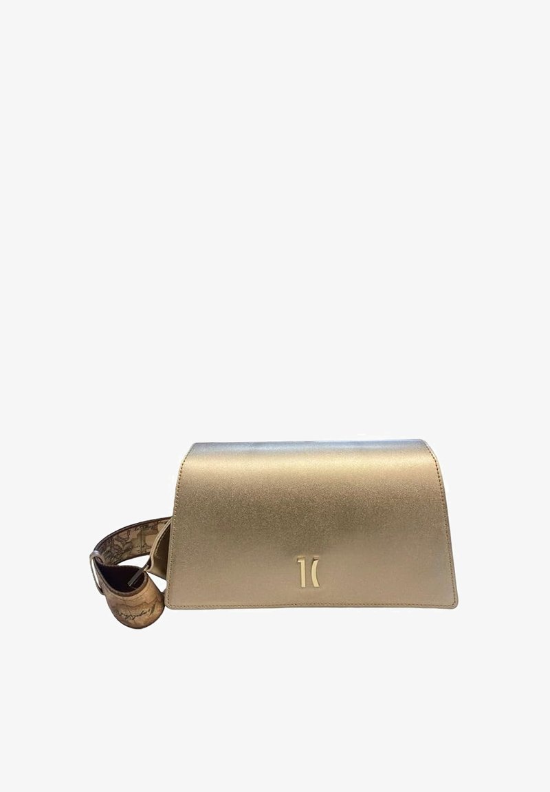 Borsa metallizzata oro con design strutturato e forma piatta. Presenta una superficie liscia, un logo sulla parte anteriore e una tracolla decorata.