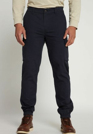 Pantalones cargo de navy con puños elásticos, que cuentan con bolsillos laterales, cierre de botón y un ajuste informal, fabricados en una duradera mezcla de algodón.