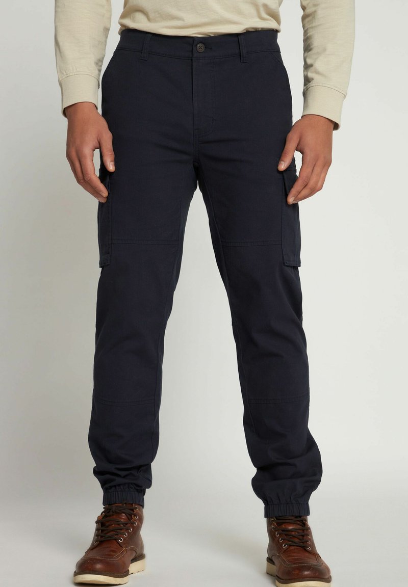 Marine cargo broek met elastische boorden, voorzien van zijzakken, een knoopsluiting en een casual pasvorm, gemaakt van een duurzame katoenmix.