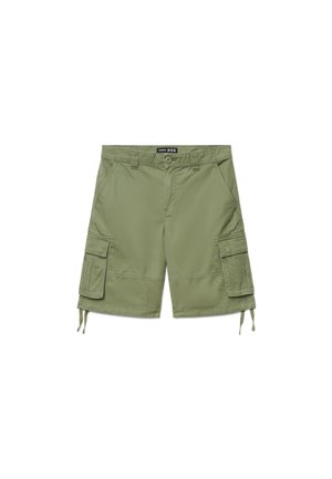 Pantaloncini cargo verde oliva con chiusura a bottone, tasche anteriori, tasche laterali con patta e orli con coulisse.