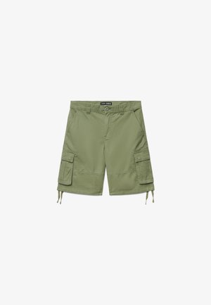 Pantaloncini cargo verde oliva con chiusura a bottone, tasche anteriori, tasche laterali con patta e orli con coulisse.
