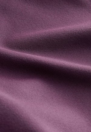 Teren de bumbac violet cu o textură netedă, evidențiind cute subtile și un model de tricot uniform. Lumina joacă pe suprafață.
