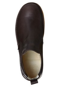 Brązowy skórzany botek za kostkę o gładkim wykończeniu, z elastycznymi panelami po bokach i zaokrąglonym noskiem. Wnętrze wyposażone w jasną podszewkę i detale brandingowe.