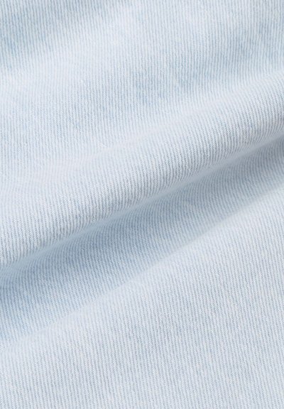 Tela de algodón azul claro con una sutil textura acanalada, que presenta finas líneas blancas que corren verticalmente por toda ella. Apariencia suave y delicada.