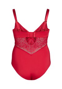 Czerwony body z koronkowymi detalami, regulowanymi satynowymi ramiączkami i zapięciem na haftki, z głębokim dekoltem w kształcie litery V i gładką fakturą materiału.