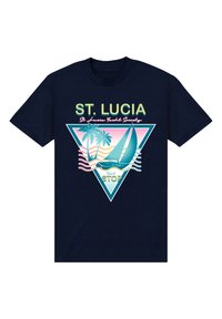 Marinblå t-shirt med en färgglad grafisk design med ett triangulärt motiv, segelbåt, palmer och texten "ST. LUCIA". Tillverkad av bomull.