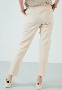 LELA REGULAR FIT - Hlače - stone colored