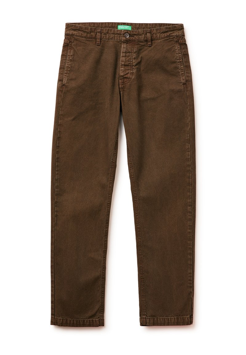 Brązowe bawełniane spodnie z pięcioma kieszeniami, prostymi nogawkami i zapięciem na guzik. Na pasie znajduje się zielona naszywka.