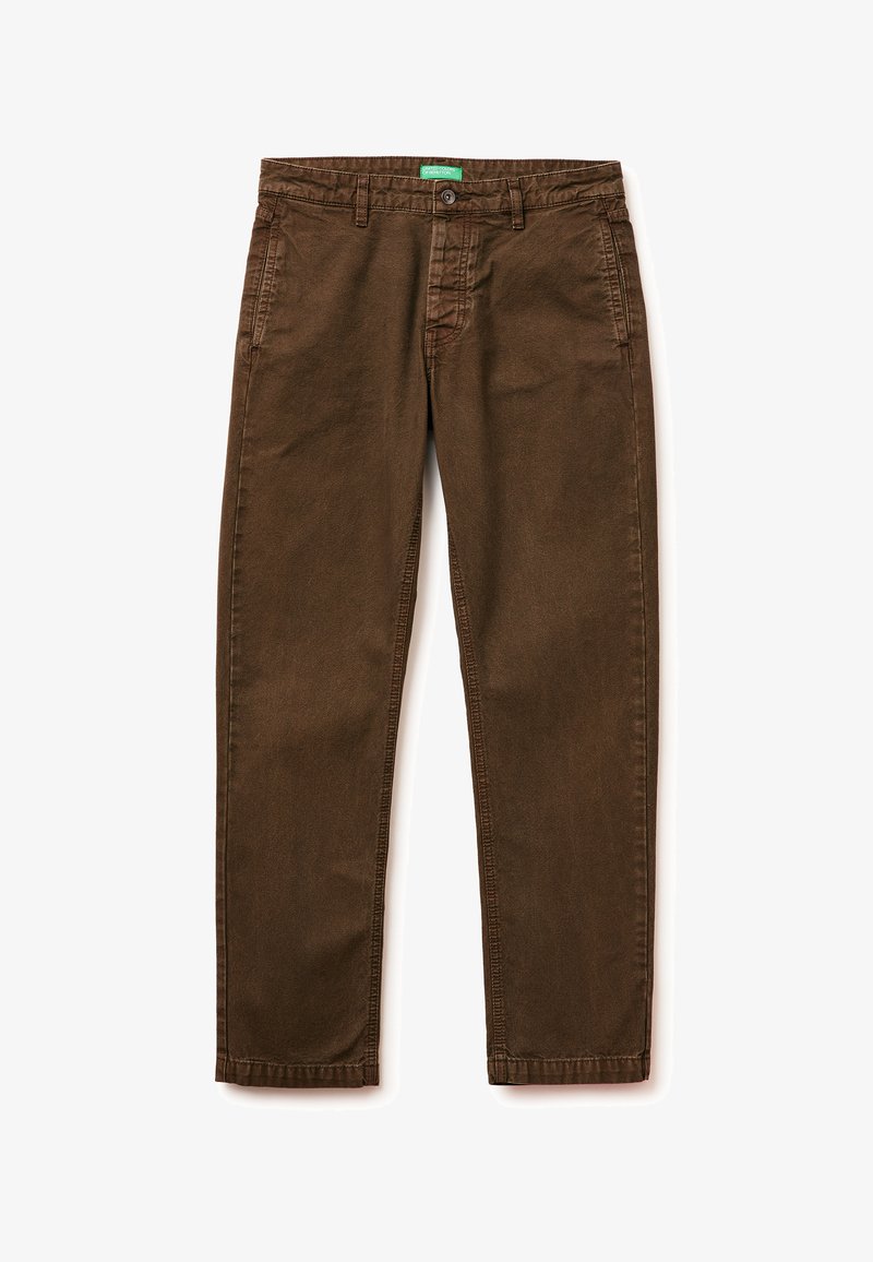 Pantalon en coton marron avec un design à cinq poches, jambes droites et fermeture par bouton. Il présente une étiquette verte au niveau de la taille.