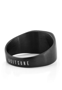 Schwarzer Bandring mit einer glatten, matten Oberfläche, der auf einer Seite den gravierten Text "AKITSUNE" trägt; abgerundete Kanten und leicht tailliertes Design.