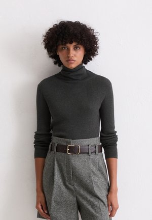 Grauer gerippter Rollkragenpullover kombiniert mit grauen hochtaillierten Hosen und einem braunen Gürtel mit goldener Schnalle. Glatte Textur, taillierte Passform.