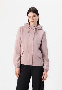 Rosa kordfløyelsjakke med hette, frontglidelås, elastiske mansjetter og sidelommer. Teksturert stoff og en noe tettsittende design.