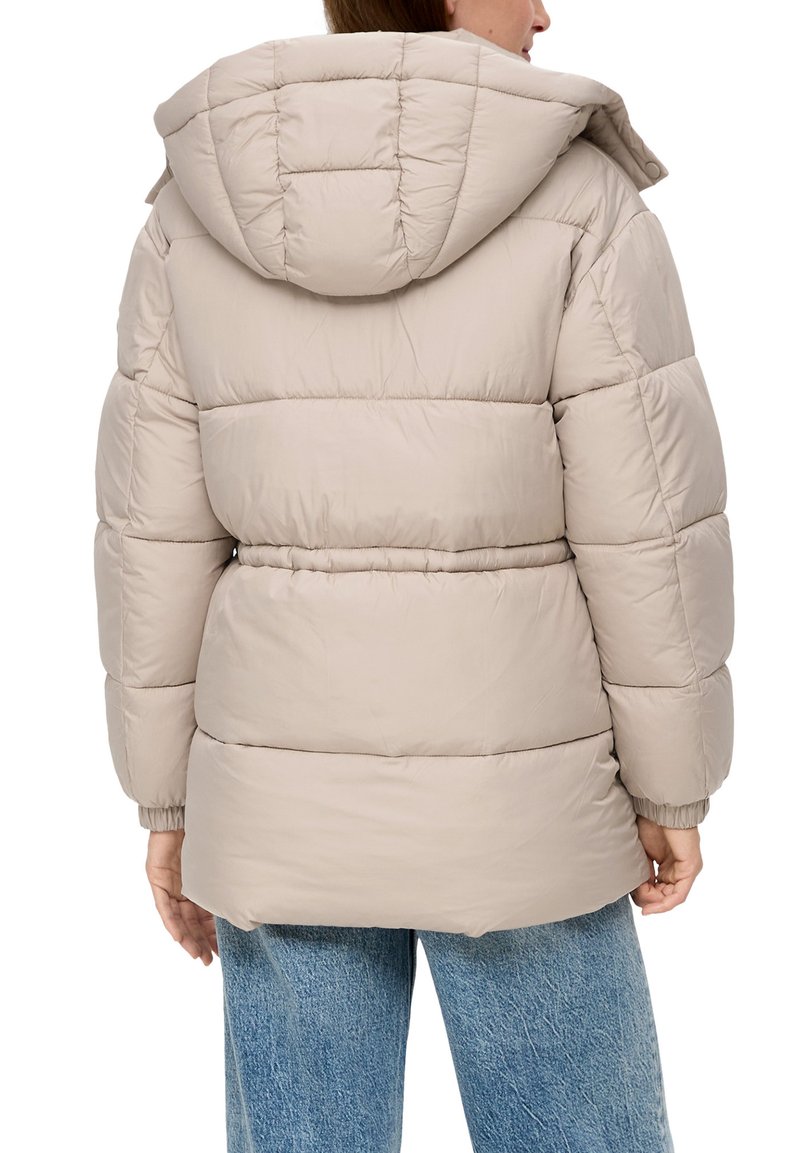 Helle beigefarbene Daunenjacke mit abnehmbarem Kapuze, ausgestattet mit gesteppten Abschnitten, elastischen Bündchen und einem taillierten Bund für eine figurbetonte Silhouette.