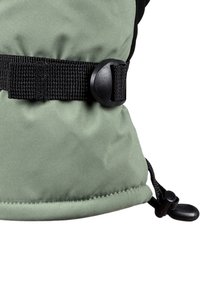 Grön vattentät tyg med en dragsko-design, som har ett svart webbat rem och plastspänne för en säker passform. Justerbar dragsko ingår.