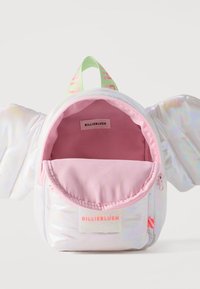 Μικρό ιριδίζον σακίδιο με ανοικτό ροζ εσωτερικό, λεπτομέρειες πλευρικών φτερών, μπροστινή τσέπη και πράσινη χειρολαβή με την ένδειξη "BILLIEBLUSH".