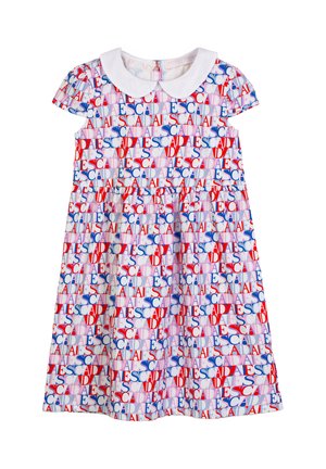Vestito a maniche corte con collo Peter Pan bianco, decorato con il testo ripetuto "ESCADA" in rosso, blu e rosa su sfondo bianco.