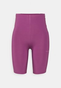 Pantalones cortos de ciclismo de tiro alto en color púrpura, fabricados con una tela suave y elástica. Presentan un diseño ajustado y un peque�ño logo en el lado.