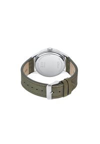 Zilveren roestvrijstalen horloge met een groene leren band en metalen gesp. Beschikt over een gladde lederen textuur en meerdere gaatjes voor maataanpassing.