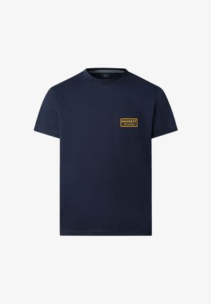 Marineblaue Baumwoll-T-Shirt mit Rundhalsausschnitt, kurzen Ärmeln und einer Brusttasche, die mit einem gelben "HACKETT VELOSPEED"-Label versehen ist.