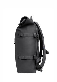 Zaino roll-top nero realizzato in tessuto resistente. Presenta spallacci regolabili, tasca laterale in rete e una superficie liscia con fibbie frontali.