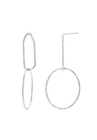 Orecchini in argento caratterizzati da un'anello ovale allungato e un cerchio, entrambi con una finitura testurizzata, appesi a un gancio dritto.