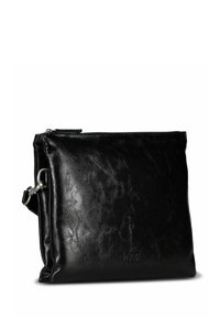 Sac en cuir noir avec une texture froissée, doté d'une fermeture éclair supérieure et d'une bandoulière amovible. Design minimaliste avec un logo embossé.