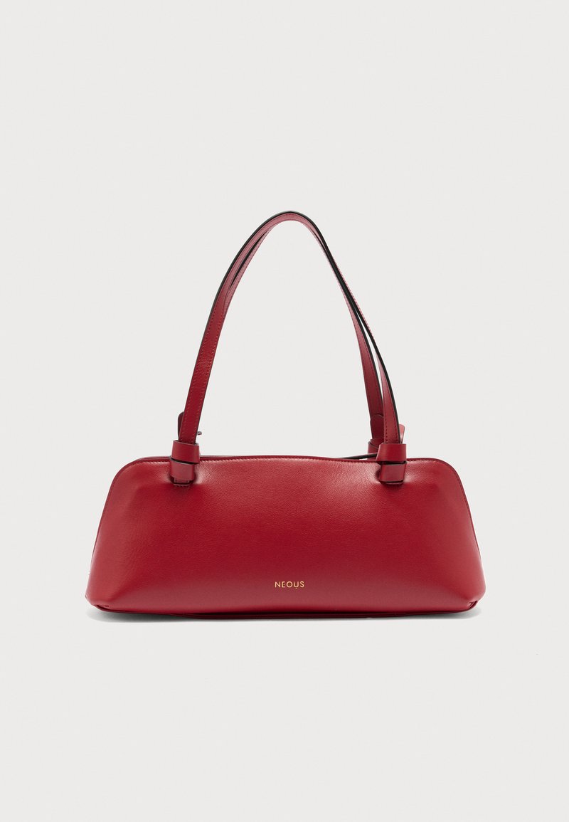 Sac à bandoulière en cuir rouge avec double poignées et logo doré "NEOUS" centré près de la base sur un fond blanc uni.