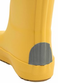 Botte en caoutchouc jaune avec une surface texturée, dotée d'un talon renforcé gris et d'une semelle à motif antidérapant. Conception arrondie au bord supérieur.