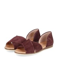 Bordeaux suede sandalen met kruisbandontwerp, open hiel en een platte, textuurgebonden zool. De binnenvoering is van tan leer voor comfort.