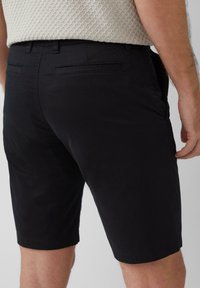 Schwarze Shorts aus Baumwollmischgewebe, mit einer glatten Textur, zwei Gesäßtaschen und einer taillierten Passform.