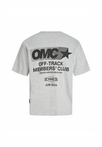 Camiseta de algodón gris con un estampado gráfico que presenta el texto "OMC" y "OFF-TRACK MEMBERS' CLUB" en la parte posterior. Manga corta y corte relajado.