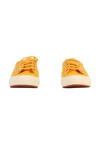 Sneakers in tela gialla con suole in gomma bianca, punta arrotondata e design con lacci. Presentano occhielli metallici e tessuto testurizzato.
