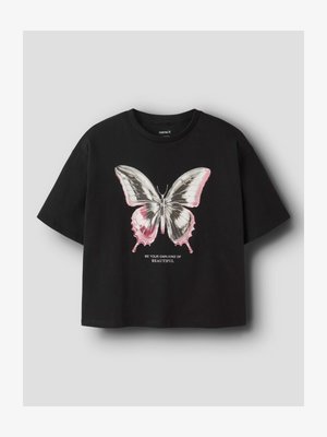 Črna majica s kratkimi rokavi s kovinsko srebrnim in roza metuljem ter napisom "Bodi svoj edinstven lepotni slog" na sprednji strani.