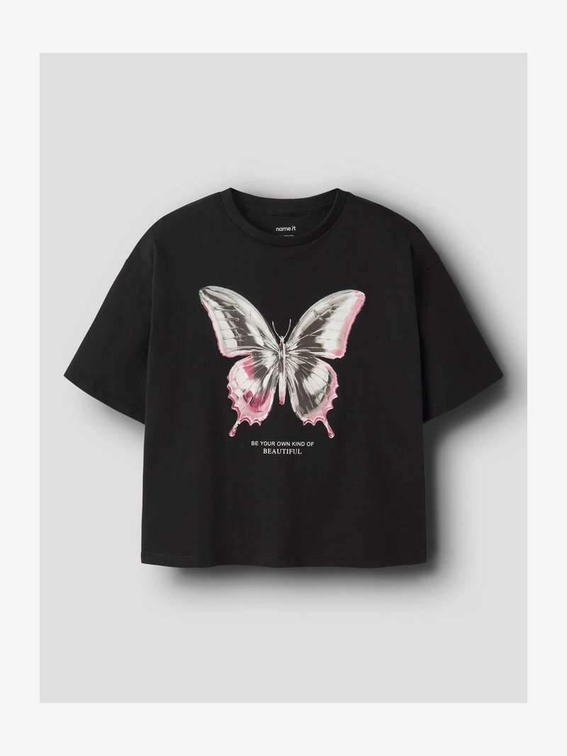 Čierne tričko s krátkym rukávom s kovovým strieborným a ružovým motýľovým motívom a textom "Buď svoj vlastný druh krásy" na prednej strane.
