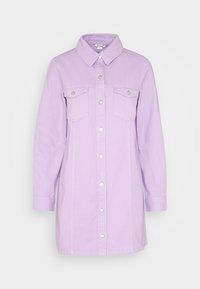 Lila Denim-Shirtkleid mit langen Ärmeln, spitzem Kragen und zwei Brusttaschen. Mit silbernen Druckknöpfen an der Vorderseite.