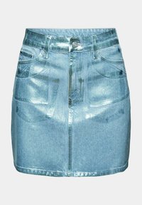 Mini-jupe en denim métallisé bleu clair brillant avec fermeture à boutons sur le devant, passants pour ceinture et deux poches avant.