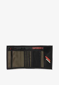 Cartera negra con un acabado texturizado, que presenta un compartimento con cremallera, múltiples ranuras para tarjetas y una sección de malla, acentuada con detalles rojos.
