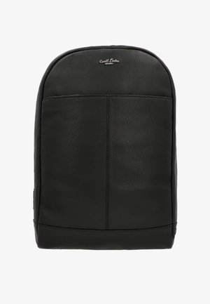 Černý kožený batoh s hladkým povrchem, zaobleným vrškem a minimalistickým designem; obsahuje malé logo a strukturovanou přední část.