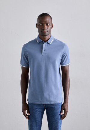 Polo shirt bleu clair en coton, avec un col à couture contrastante, une patte de boutonnage à deux boutons et des manches courtes avec des accents rayés.