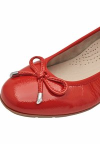 Ballerine en cuir verni rouge à bout rond, nœud décoratif avec embouts métalliques et semelle intérieure beige perforée et rembourrée.