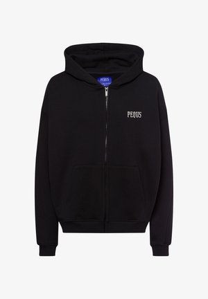 Schwarze Zip-Hoodie aus weichem Baumwollmaterial. Verfügt über eine geräumige Fronttasche, gerippte Bündchen und ein weißes "PEQUS"-Logo auf der Brust.
