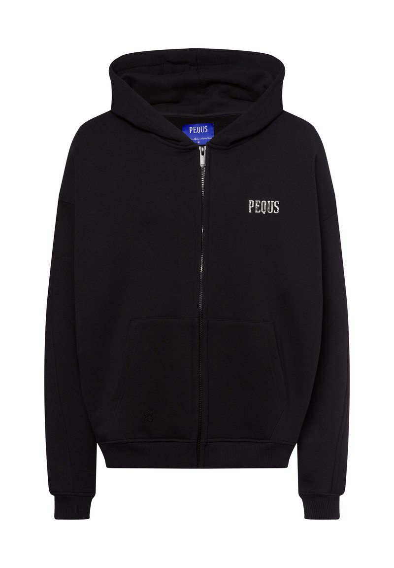 Zwarte rits hoodie gemaakt van zacht katoen. Beschikt over een ruime voorzak, ribgebreide boorden en het "PEQUS" logo in het wit op de borst.