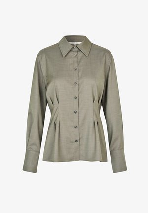 Košile na knoflíky v olivové zelené barvě, vyrobená z texturované tkaniny. Má klasický límec, dlouhé rukávy a jemné plisování po stranách.