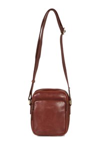 Hnědá kožená crossbody taška obdélníkového tvaru, s nastavitelným popruhem, přední kapsou na zip a embosovaným logem na přední straně.