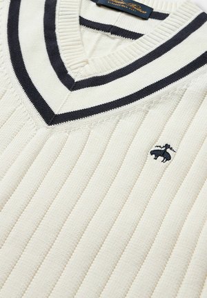 Sweter z dekoltem w serek w kolorze kremowym z granatowymi paskami, o prążkowanej fakturze i małym haftowanym logo z przodu. Lekki materiał dzianinowy.