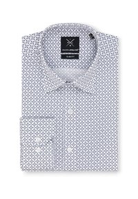 Koszula slim fit z białej tkaniny, ozdobiona geometrycznym wzorem w kolorach granatowym i burgundowym. Z kołnierzykiem i zapinanymi mankietami oraz metką marki wewnątrz kołnierza.