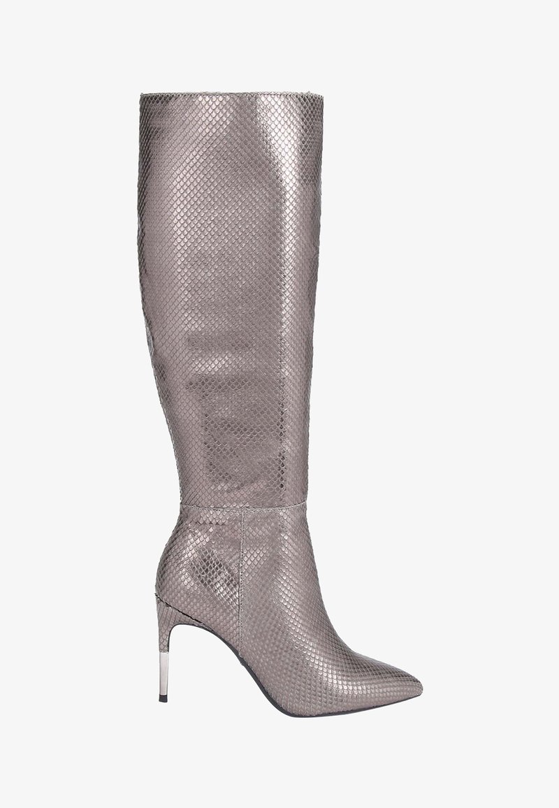 Bottes montantes brillantes avec un motif peau de serpent, bout pointu et talon stiletto argenté.