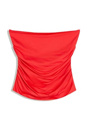 Piros ujjatlan csőtop, ráncolt anyag részletekkel, testhez simuló kialakítással.