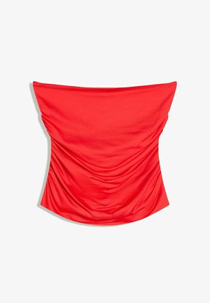 Rotes ärmelloses Tube-Top mit gerafften Stoffdetails, entworfen, um eng am Oberkörper anzuliegen.